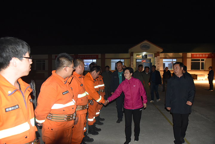 17-临近晚上8点，督导组一行到达敬信林场.jpg