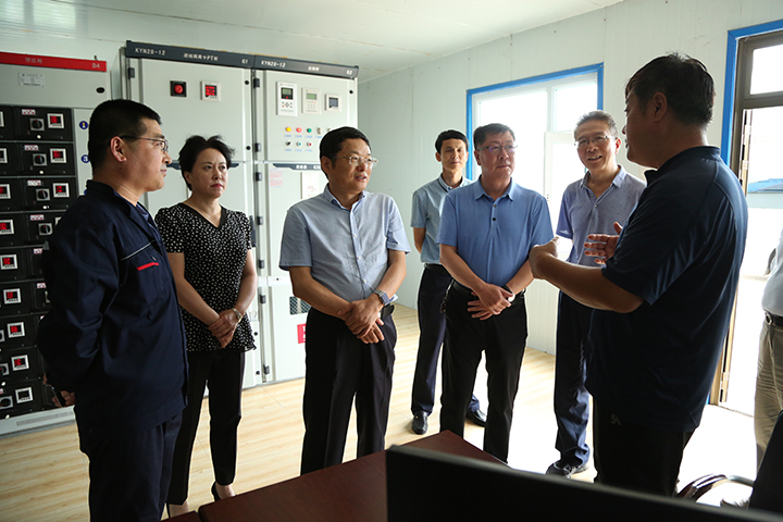 1调研组实地察看发电厂建设情况.jpg