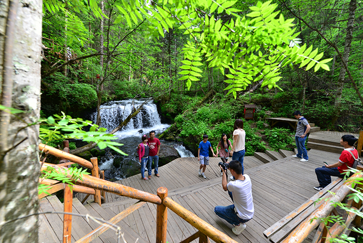 白河林业局 游客浏览大戏台河景区.jpg