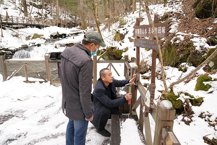 白河林业局大戏台河景区维护5.jpg