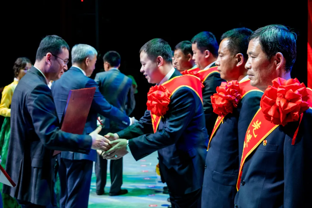 长白山森工集团隆重召开庆祝中国共产党成立100周年表彰大会