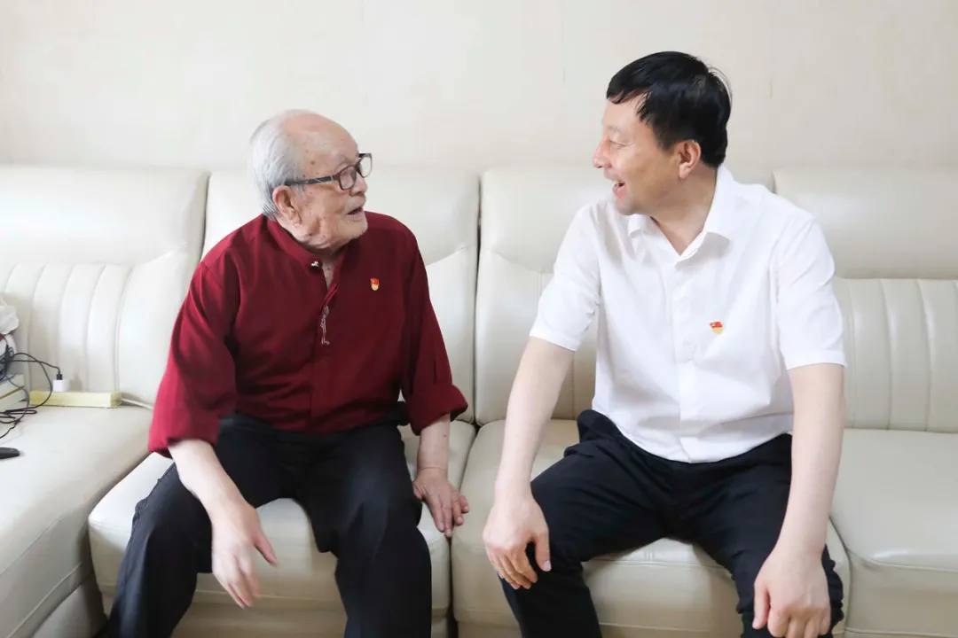 长白山森工集团领导走访慰问老党员和生活困难党员