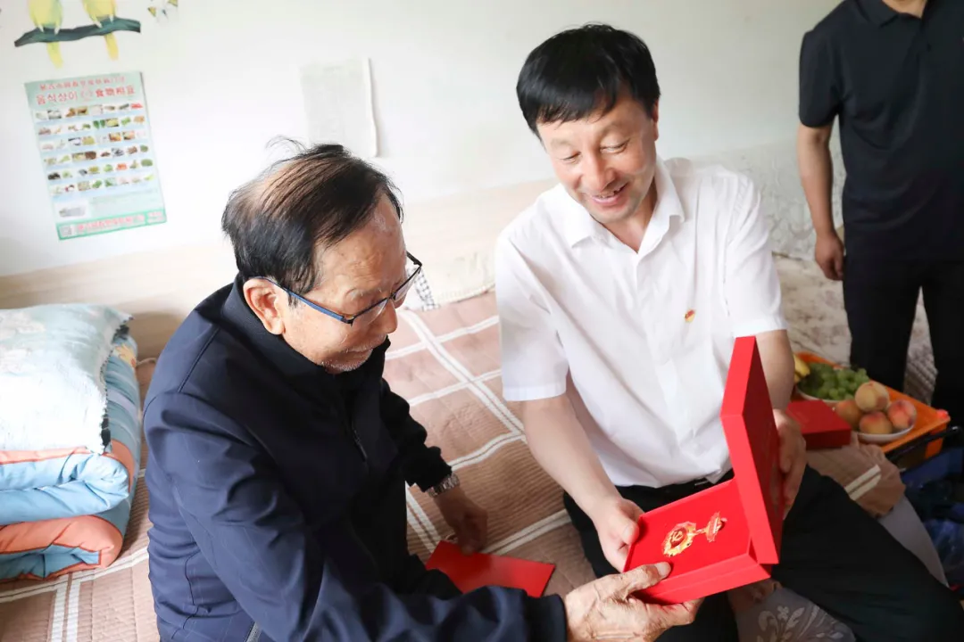 长白山森工集团领导走访慰问老党员和生活困难党员