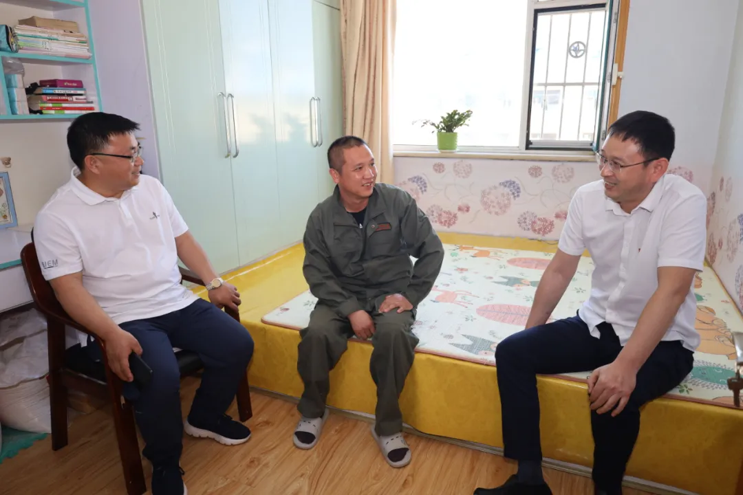 长白山森工集团领导走访慰问老党员和生活困难党员