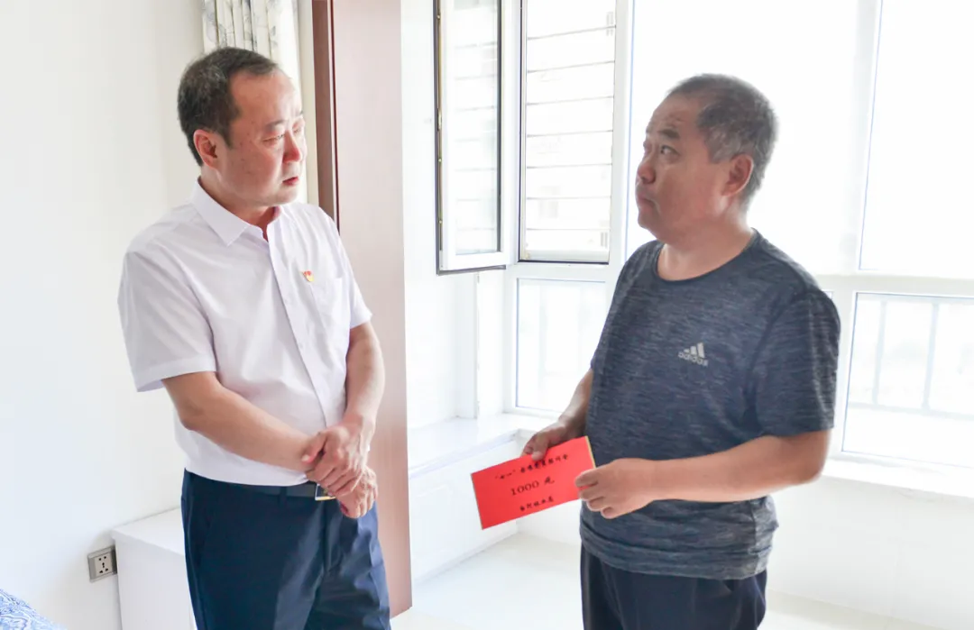 长白山森工集团领导走访慰问老党员和生活困难党员