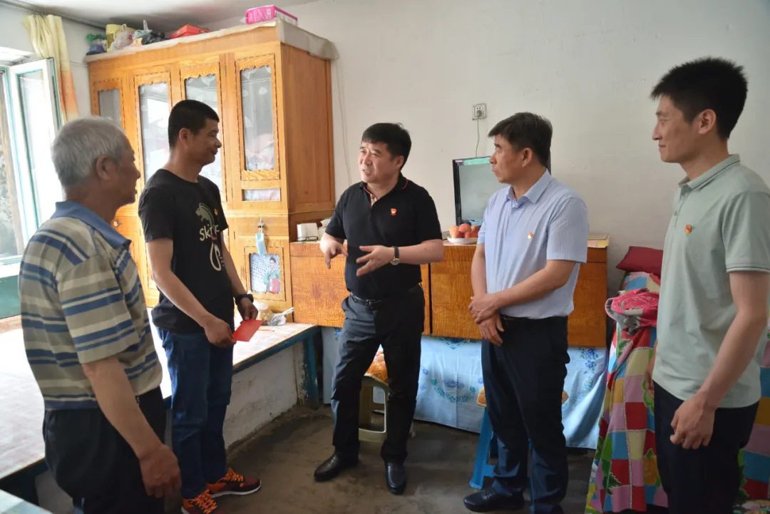长白山森工集团领导走访慰问老党员和生活困难党员