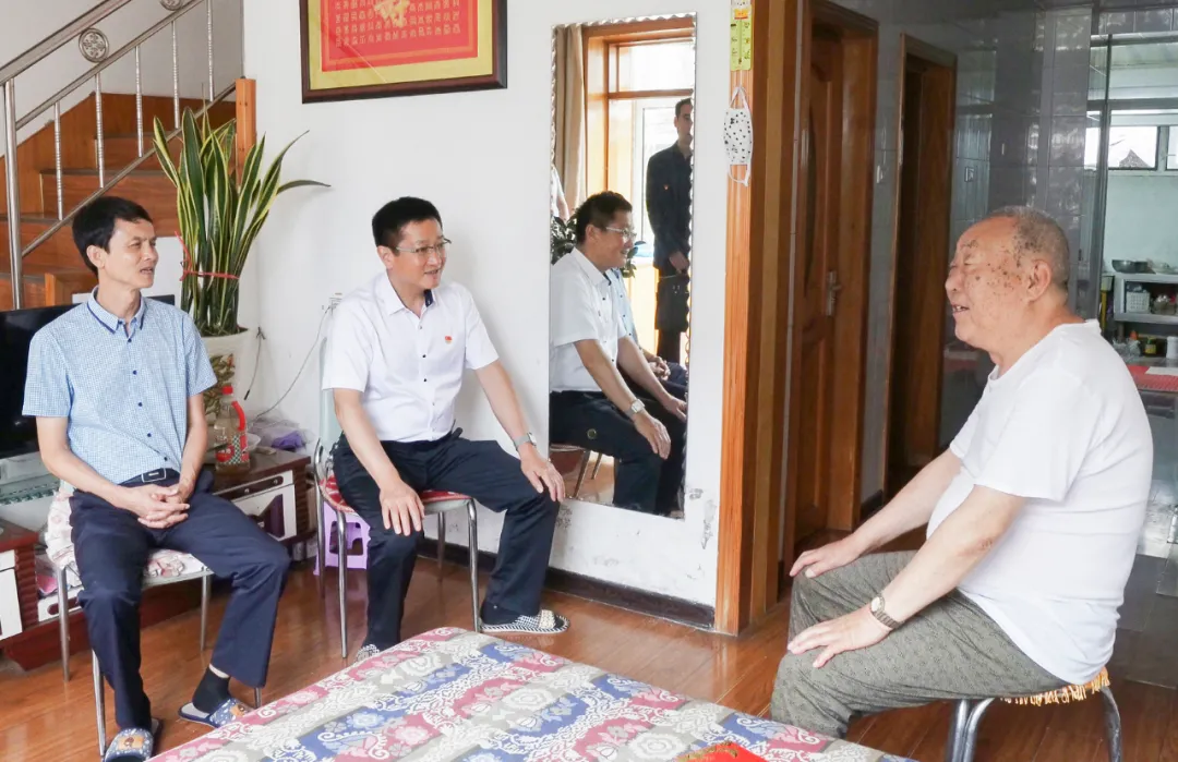 长白山森工集团领导走访慰问老党员和生活困难党员